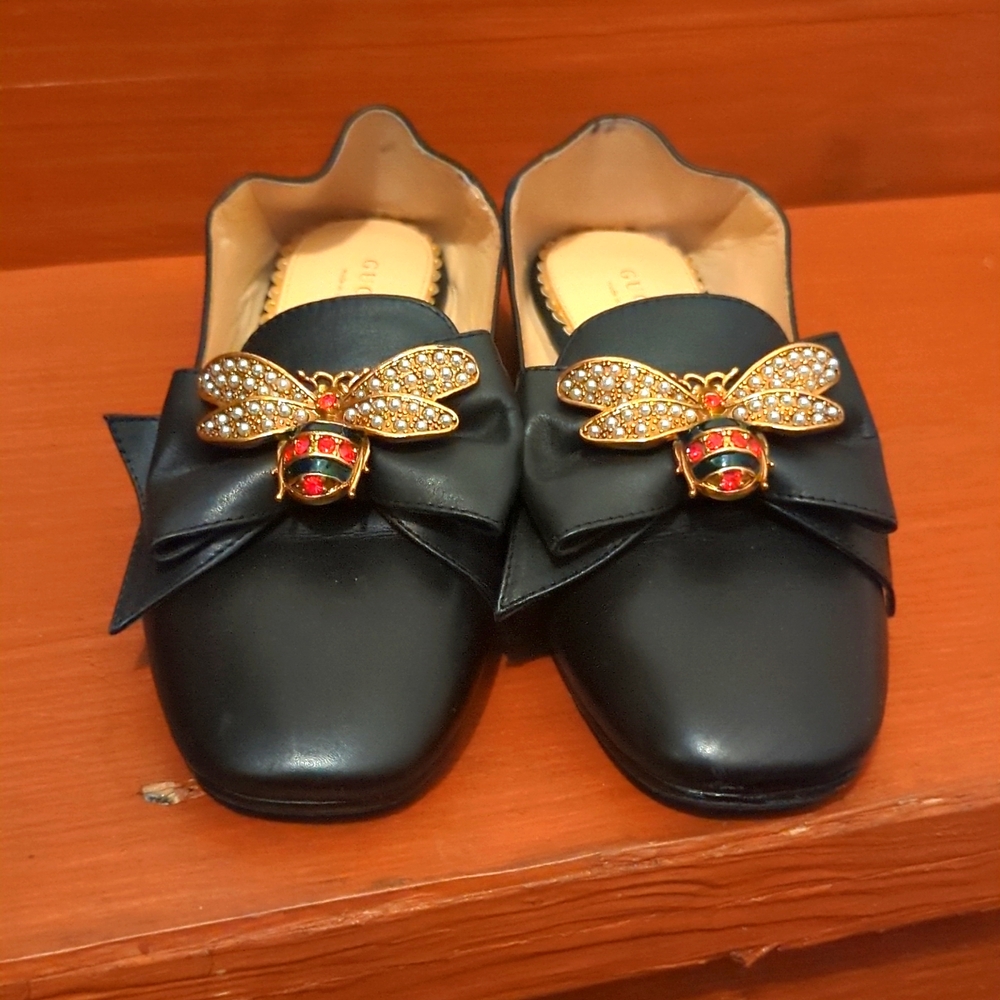 Luxury style flat shoes